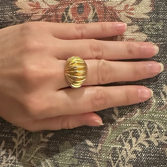 Elegant Gold Tone Statement Vintage Ring - Picture 2 of 6